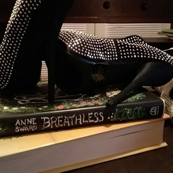 Shoes - Picture 6 of 8